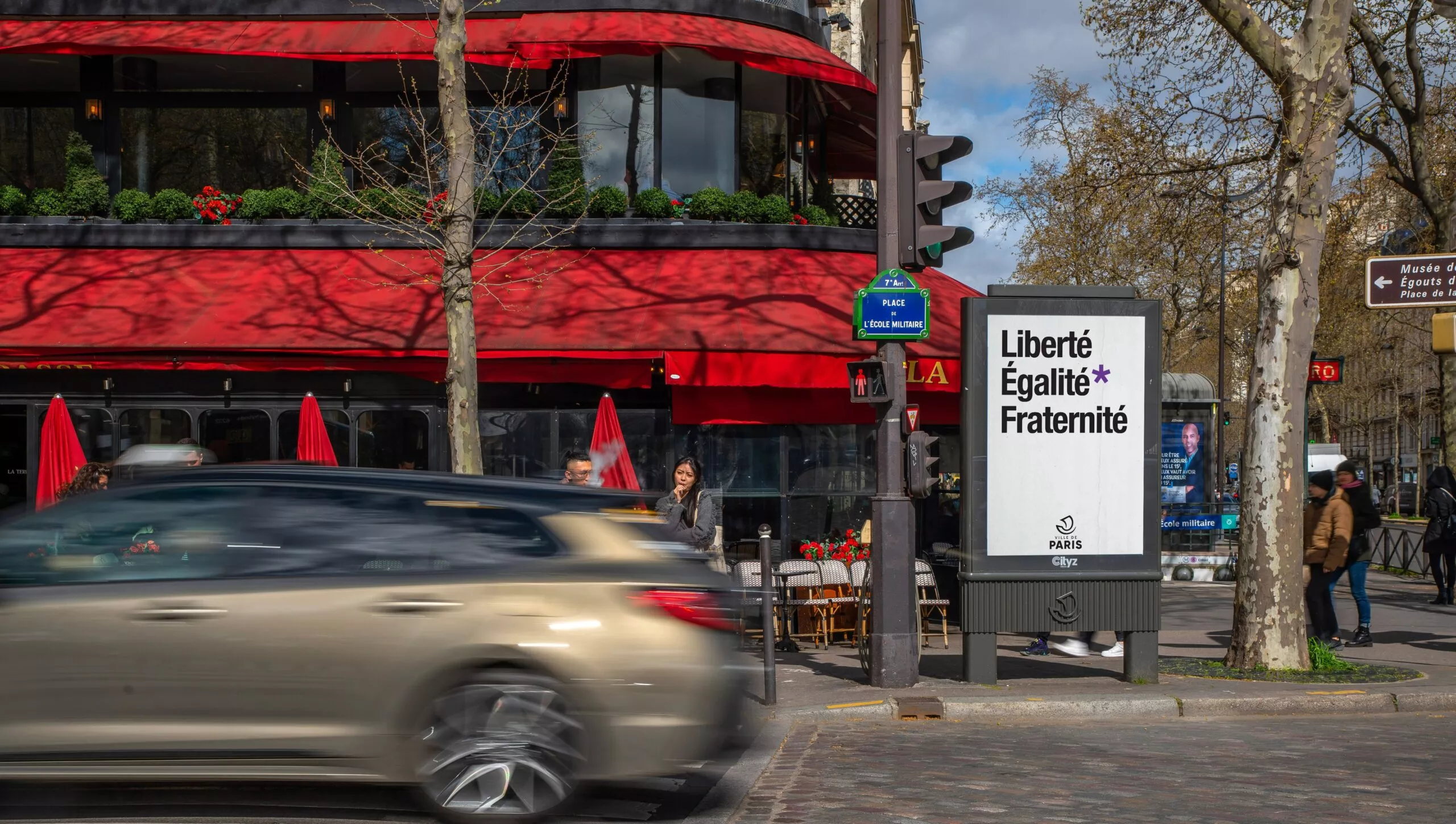 Photomontages – La campagne diffusée dès le 10 mars 2026 sur 72 mobiliers à côté de la tour Eiffel